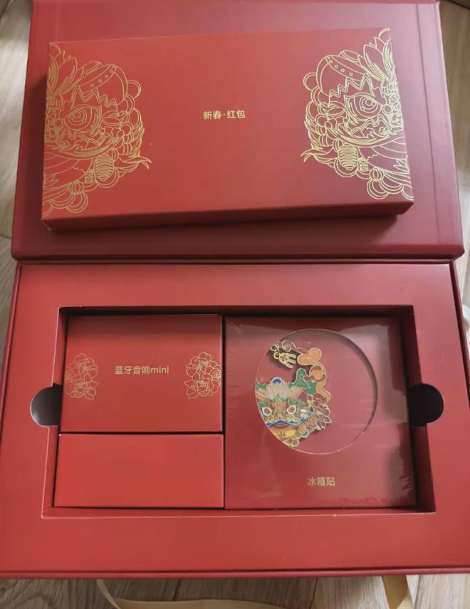 盒内含mini蓝牙音箱与无线耳机尊龙凯时网120元的荣耀新年礼(图2)