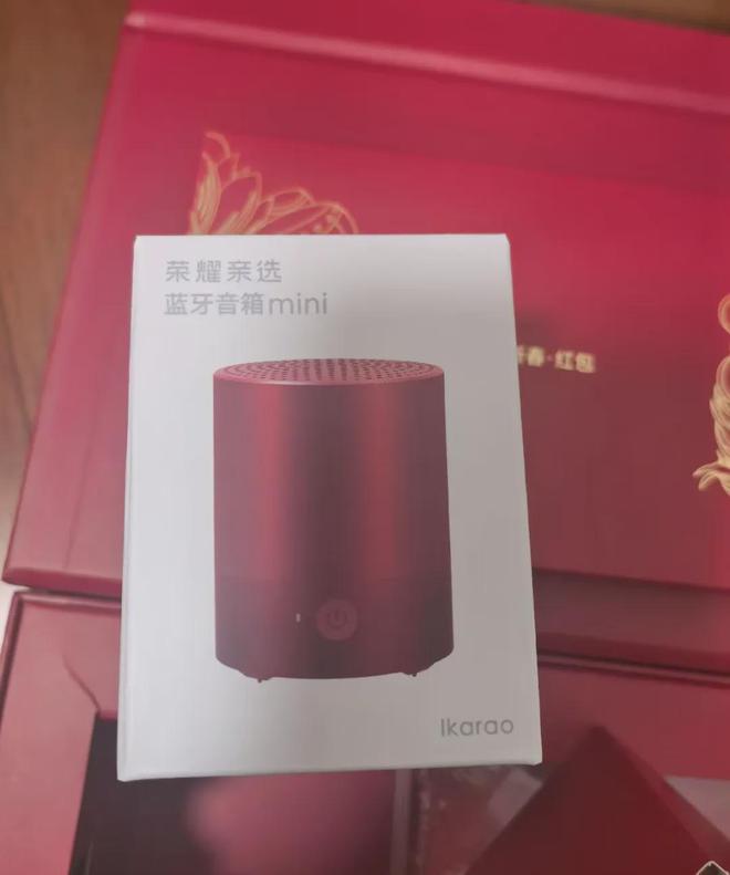 盒内含mini蓝牙音箱与无线耳机尊龙凯时网120元的荣耀新年礼(图4)