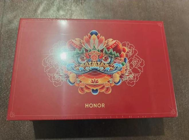 盒内含mini蓝牙音箱与无线耳机尊龙凯时网120元的荣耀新年礼(图5)