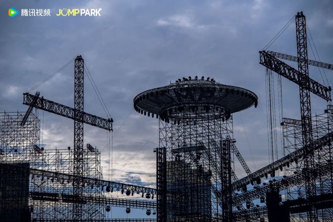 腾讯JUMP PARK：竖屏革命还是体验翻车？凯时尊龙人生就是博27米竖屏颠覆音乐节舞美！(图3)